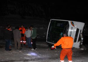 Öğrenci midibüsü devrildi: 1 ölü